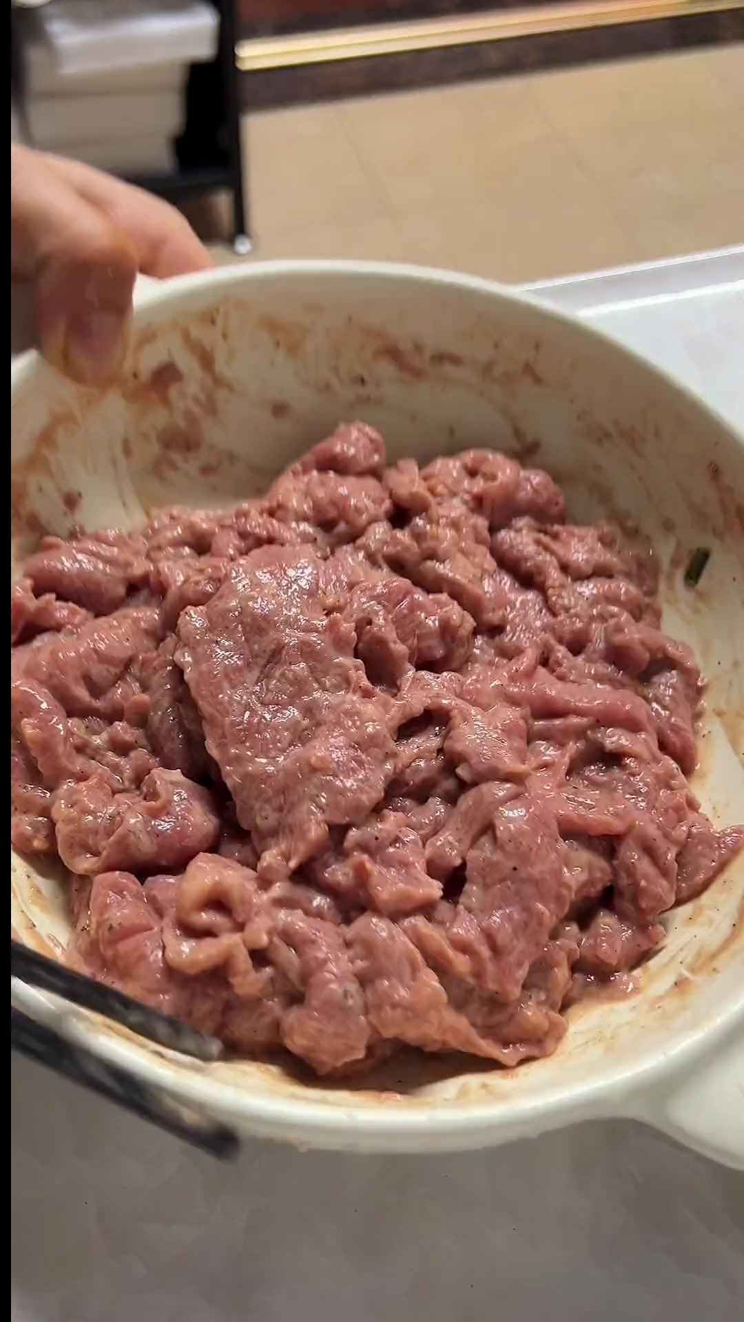 牛肉片薄一点,腌出来,煮米线,煮牛肉面,牛肉煲,烫火锅,一点不柴!大人小朋友都爱吃!买牛肉