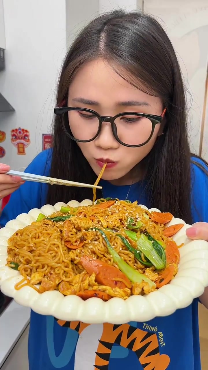 夜宵的尽头还得是蛋炒方便面～
