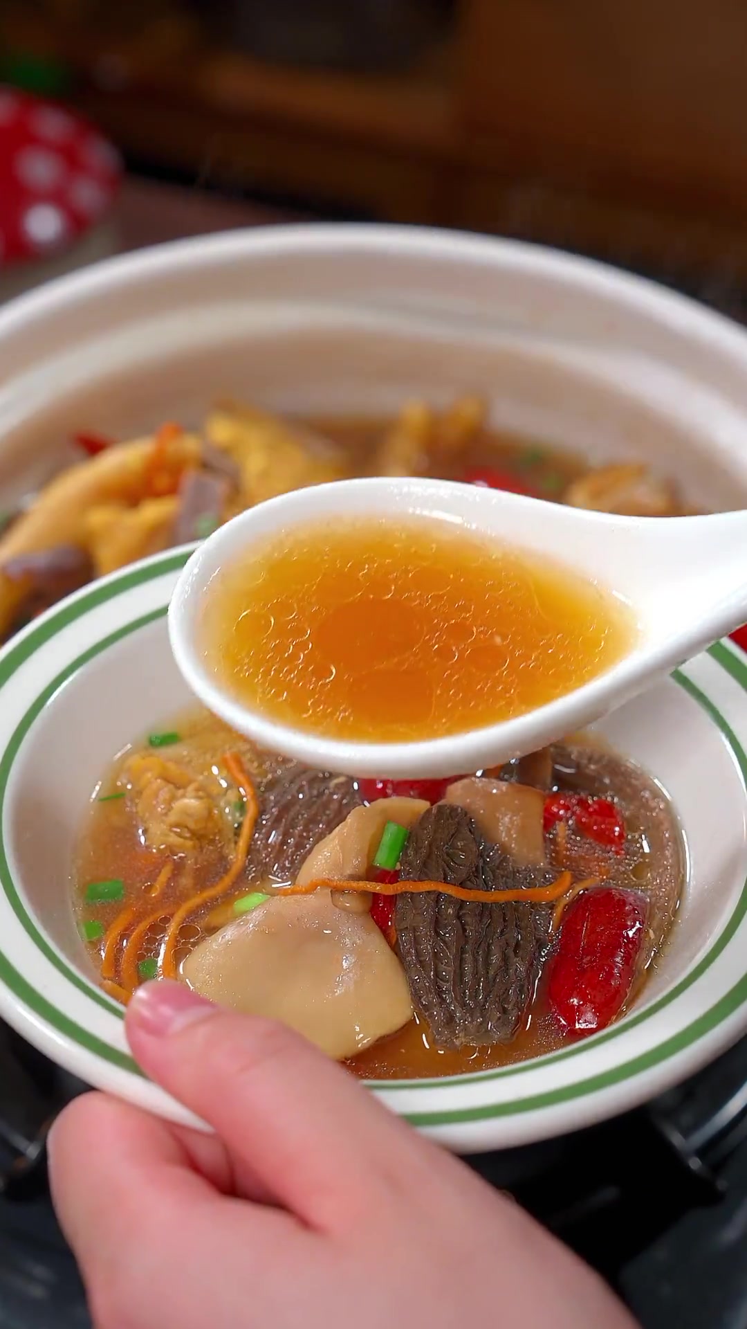 家常老母鸡汤做法,肉嫩汤香营养足,好喝不柴