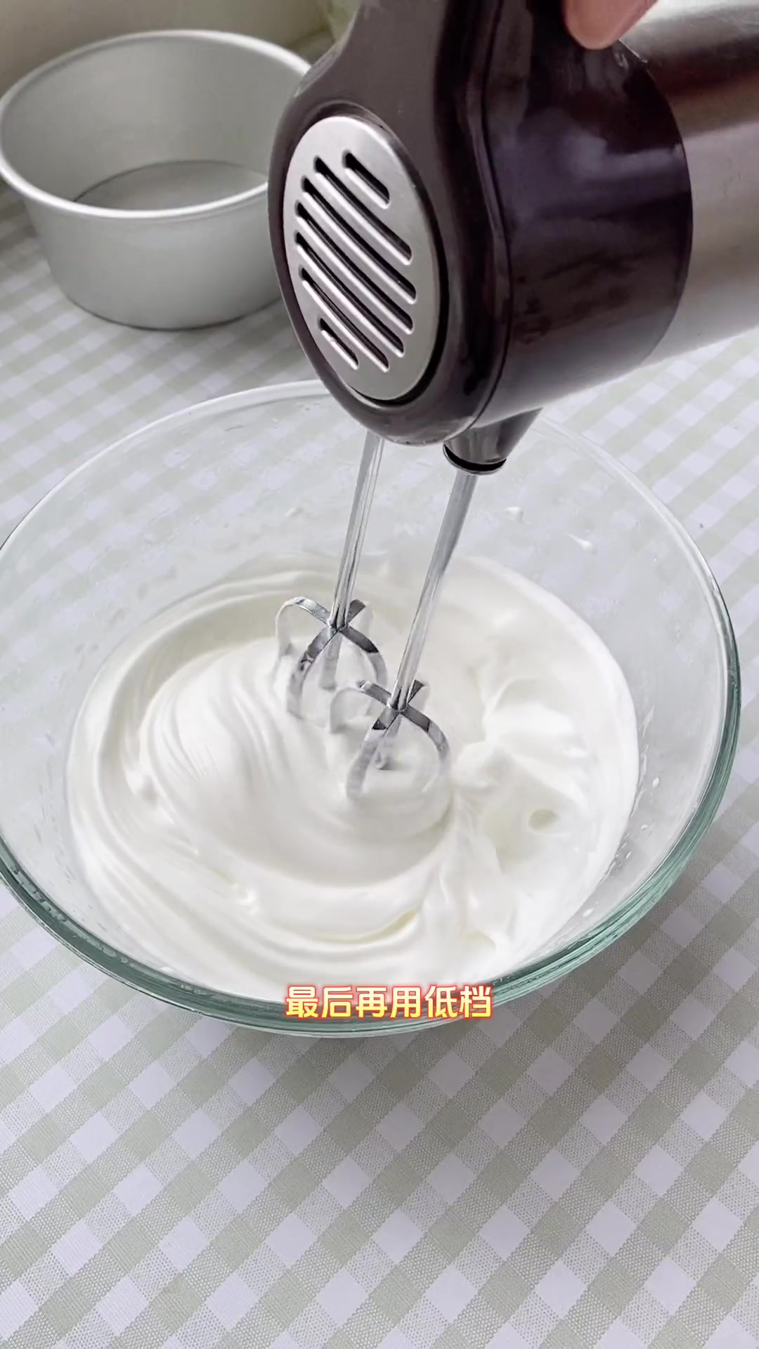 最近好多人私信我怎么烤戚风蛋糕，想在家给孩子烤着吃，我自己水平有限，只能烤成这样，今天再把