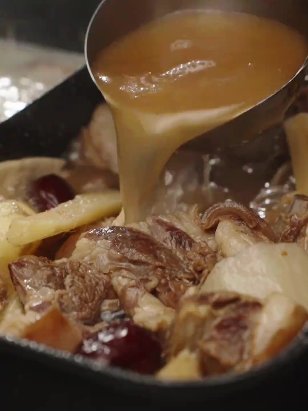 天冷少不了吃羊,一锅羊分南北,左山东右雷州羊汤