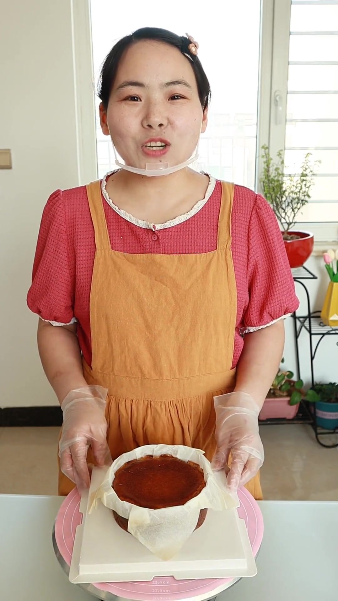 今天做了玫瑰口味的巴斯克芝士蛋糕,玫瑰花酱和奶油奶酪的结合会碰撞出不一样的口感体验!