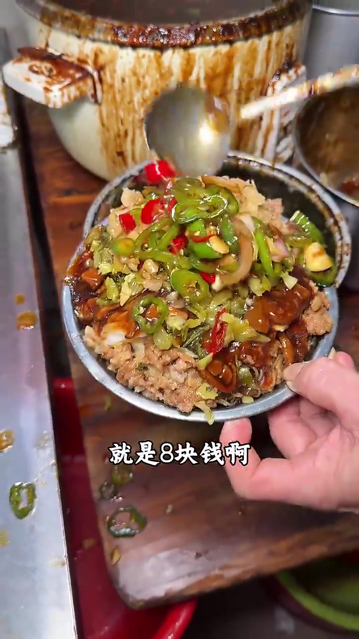 广东街边的蛋肉米丝肠粉!加8种小料八块一份,值吗?