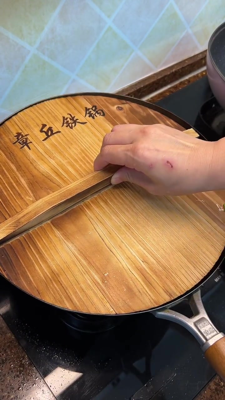 酸菜炖排骨真是小时候的味道,汤奶白奶白的也可鲜灵了。记得小时候的冬天我爸总会用砂锅做一锅酸