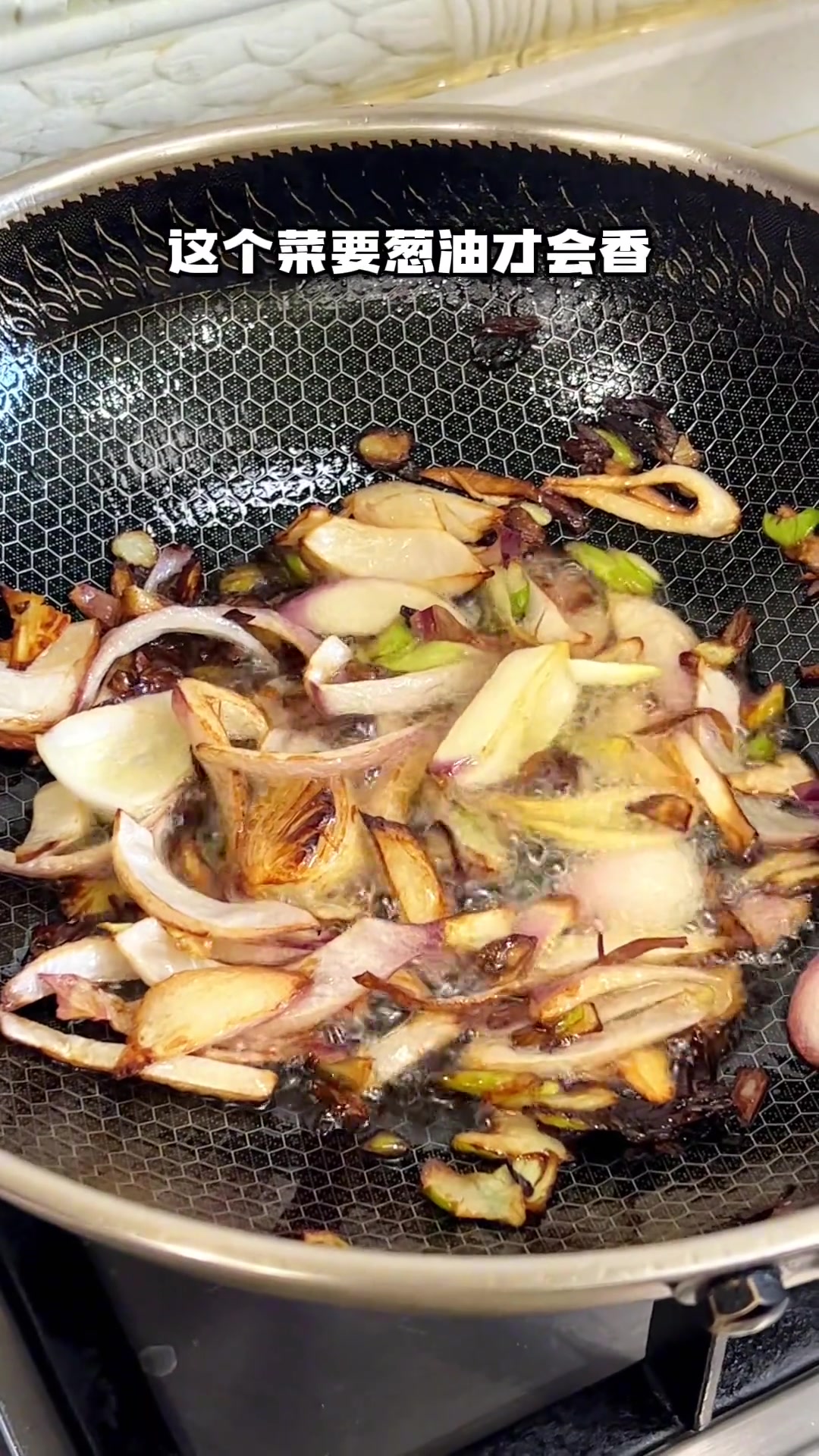 今天做个下饭菜双菇烩鱼腐，蘑菇的鲜味加上鱼腐的鲜，鲜上加鲜非常好吃，你看我怎么做的！