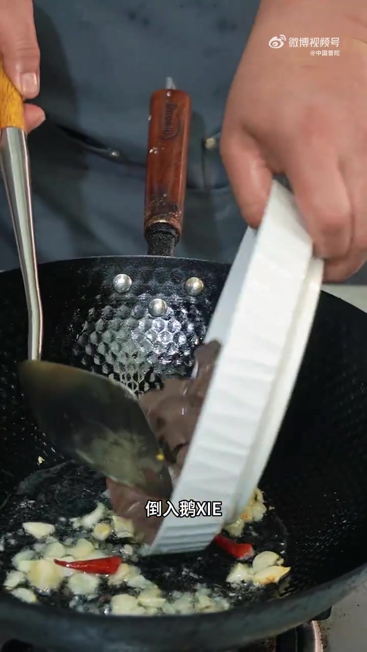 「韭菜炒鹅血的嫩滑秘诀！家常菜秒变下饭神器」家人们谁懂啊！原来鹅血炒对了比豆腐还嫩！ 舟食