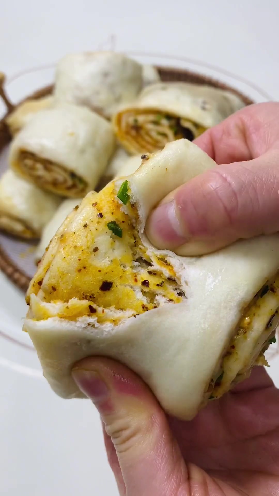 辣椒葱花卷，蓬松暄软层次多，没有菜也能吃好几个