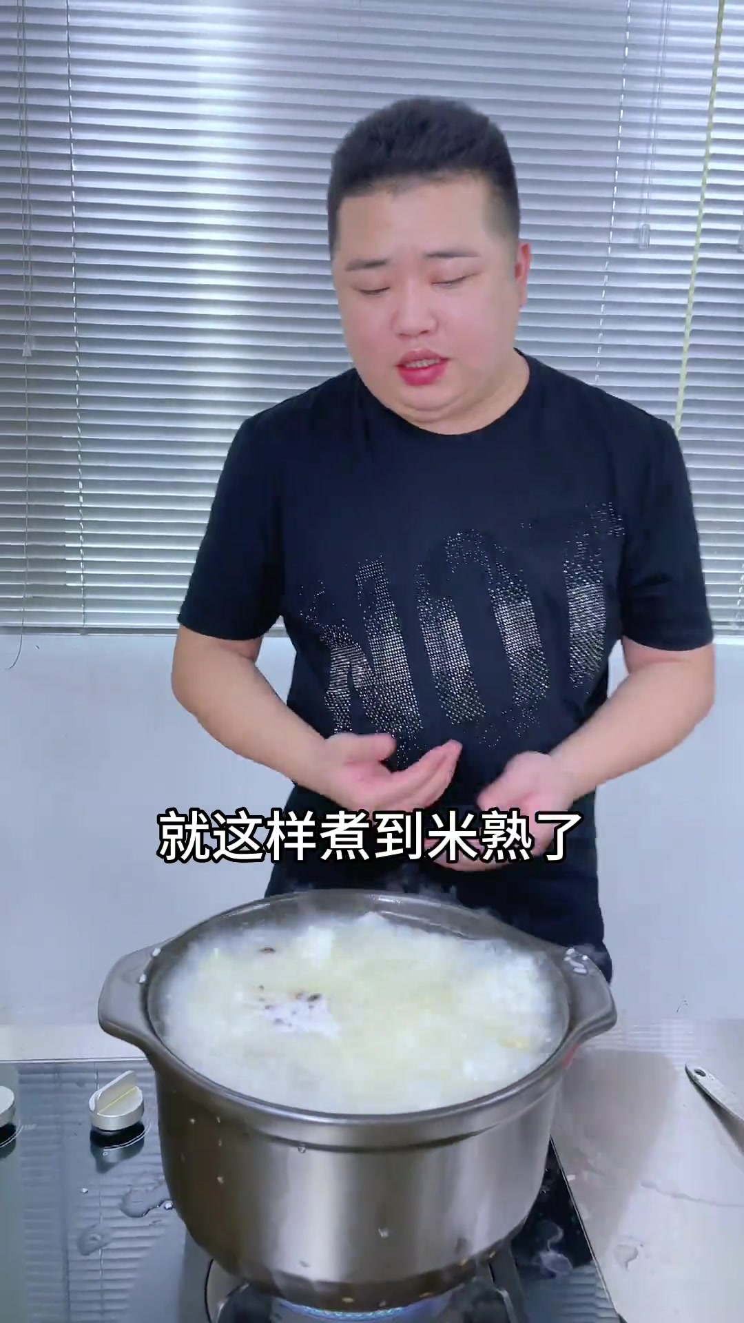 春菜排骨粥，不知吃什么，就煮上这样一锅粥，全家大小都爱吃，非常不错！