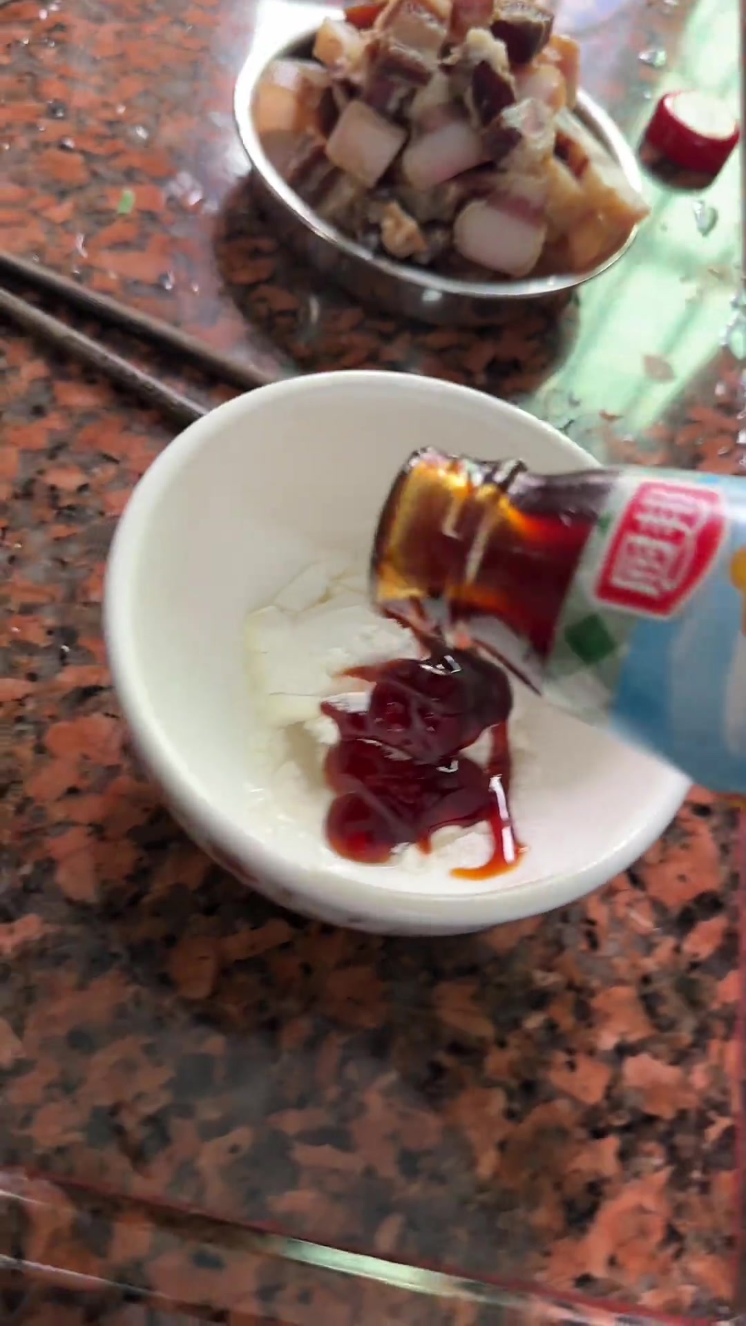 前几天晒的腊肉,今天炒芥兰试试味道生炒芥兰更爽脆好吃,有些家常菜还得是长辈炒才对味