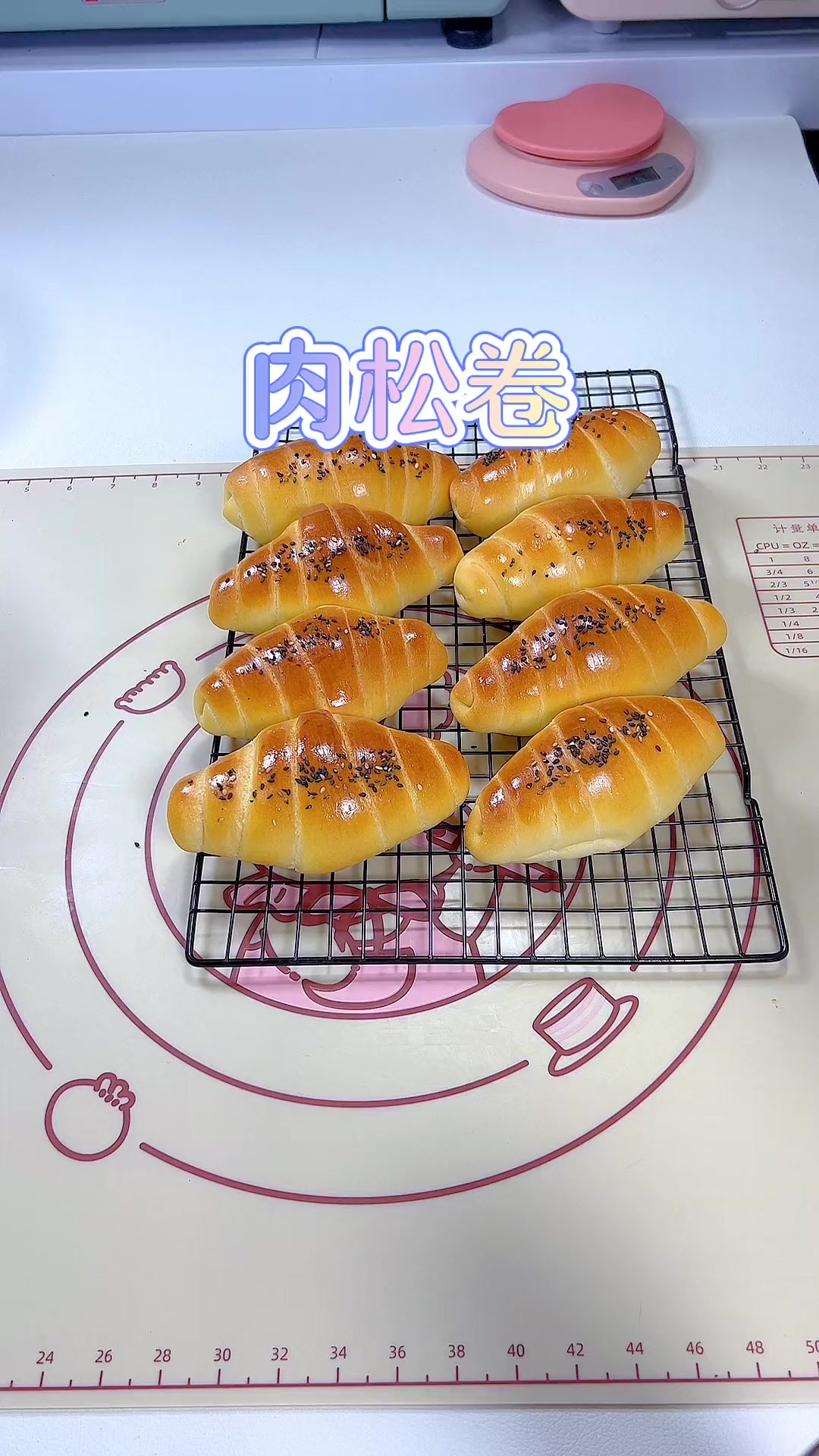 肉松面包是简单又好吃怎么也吃不够的,半斤面的量一个人半天就吃完了