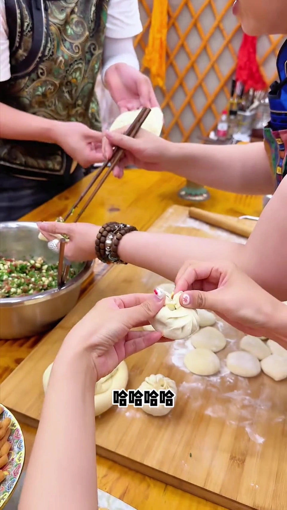 羊肉奶酪沙葱做蒙古包子,全家齐上阵超热闹!