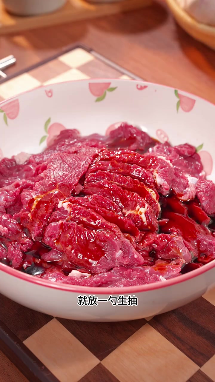 现在的天气真的是又闷又热 如果家人吃饭没胃口的 那这道凉拌牛肉您一定不要错过了 牛肉香嫩爽