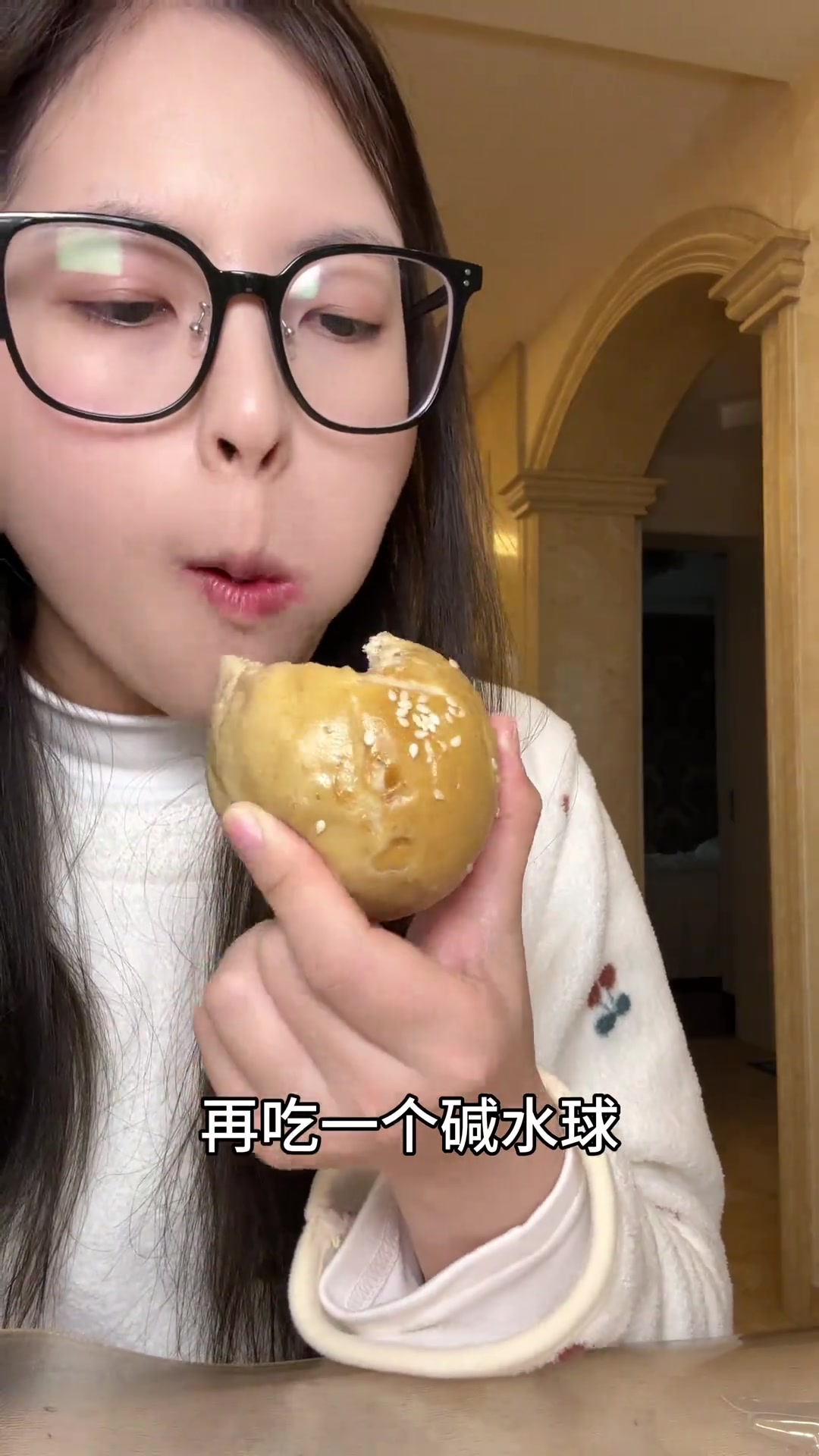 蓝莓奶酪碱水球真的很好吃！蓝莓和奶酪比例刚刚好口感细腻丝滑夜宵总是格外的美味一个人宅家好幸
