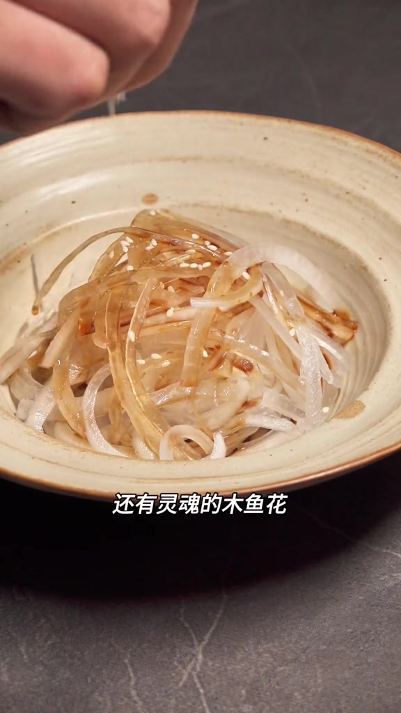 不辣纯甜的洋葱你吃过吗?只用半个洋葱就能完成的凉拌菜!