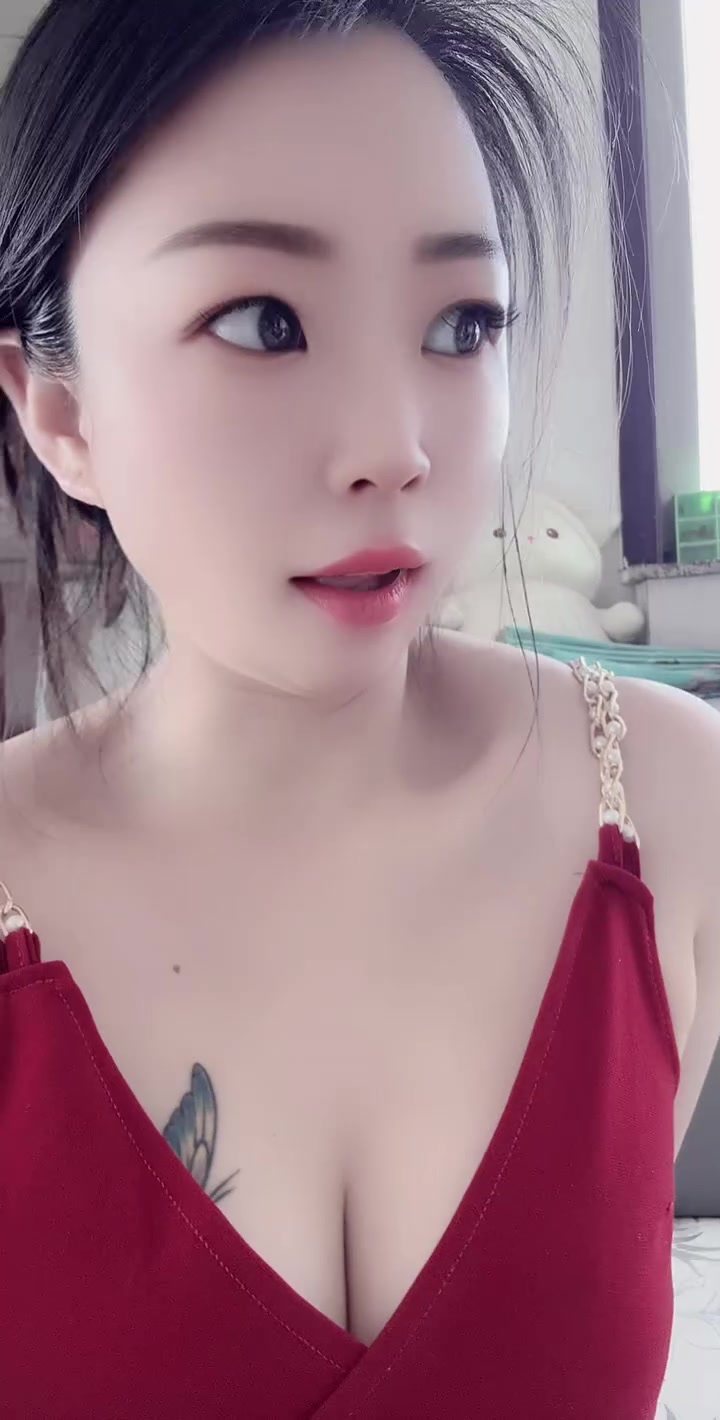 包小腿蝴蝶纹身贴,适合微胖女性的时尚选择