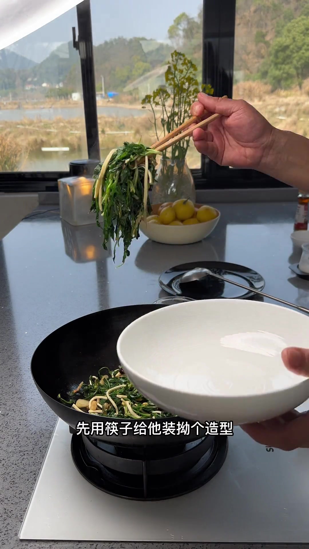 春天尝鲜炒马兰头，咸肉蒜片这样做超香！