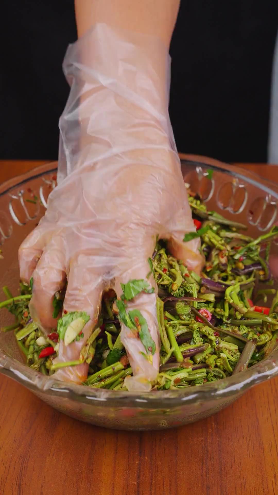 蕨菜别总是炒着吃啦，试试这道凉拌蕨菜，清凉微苦特下饭