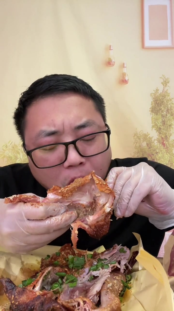 铁板烤鸭烤黑了，牙屁股脚骨子都不要，还忘放蒜！