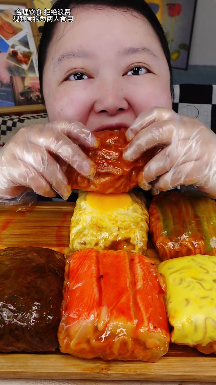 好烦没胃口,吃春卷包各种美食,两口吃完超刺激!