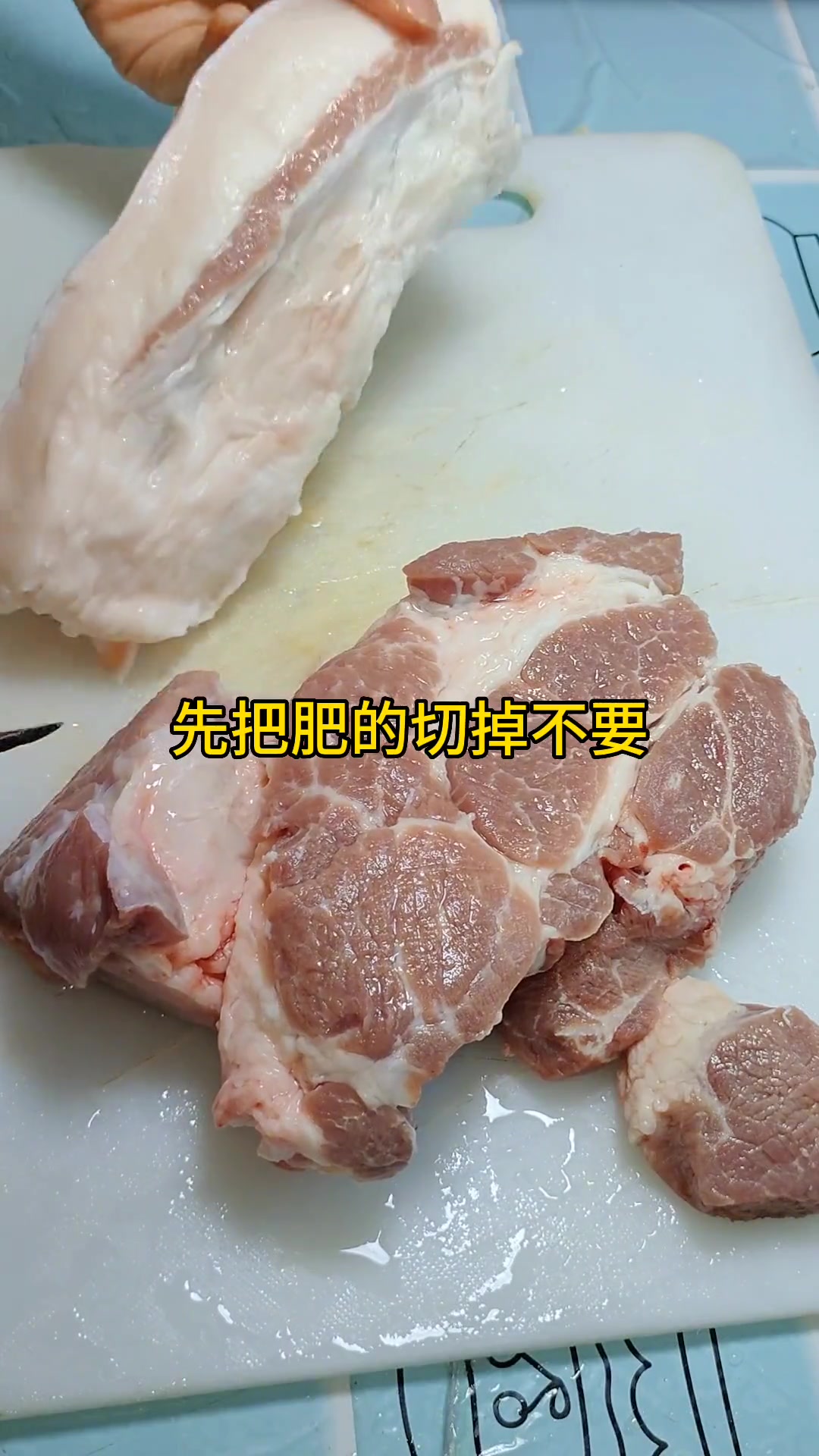 下班回家做了一家四口都喜欢吃的鸡蛋肉卷，跟午餐肉一样好吃。孩子们不想吃肉的时候做上一些，他