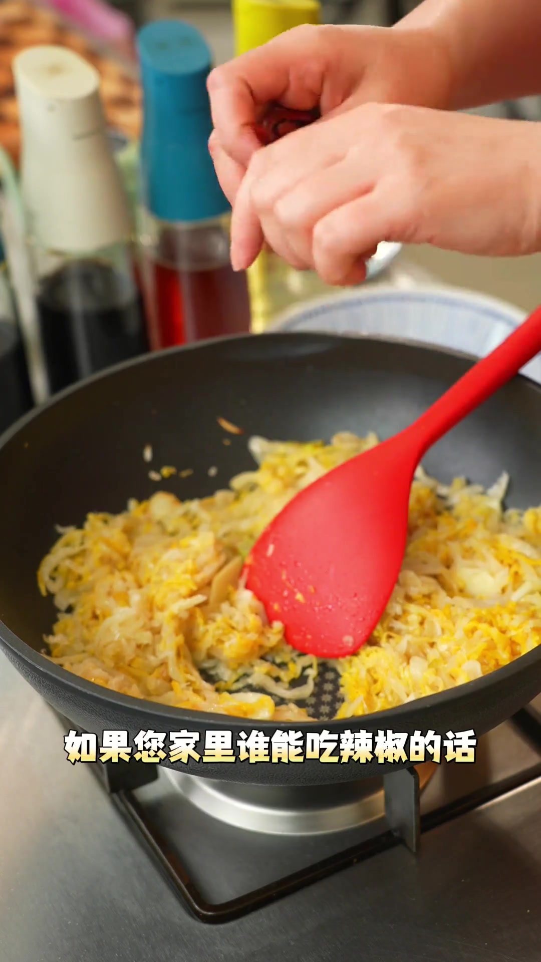 冬天来一锅咕嘟咕嘟冒热气儿的「脊骨炖酸菜」，真是幸福感满满呀！蘸这个料汁吃，一口香迷糊~