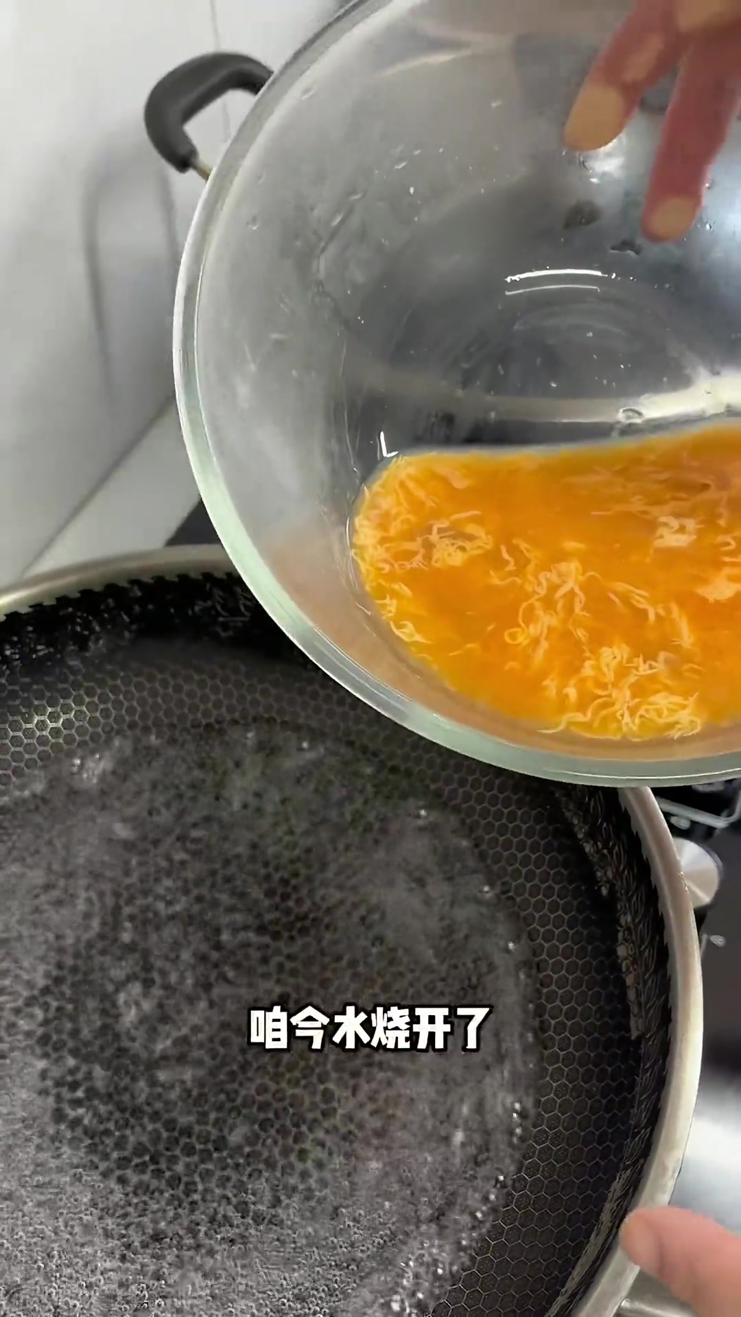 用海参花做汤放黄瓜丝淋鸡蛋,清凉溜鲜,营养高