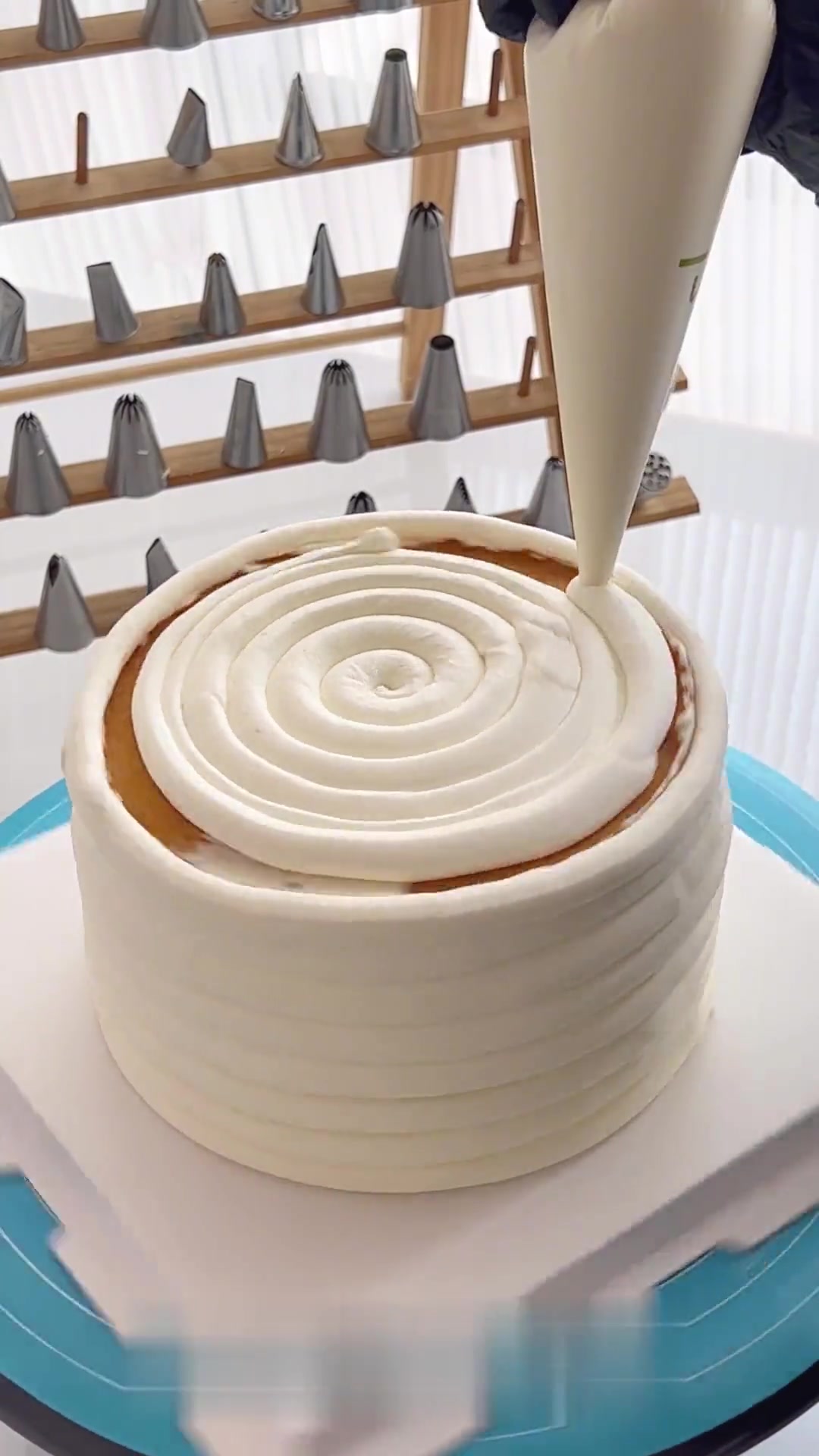 沉浸式做极简风破壳日蛋糕