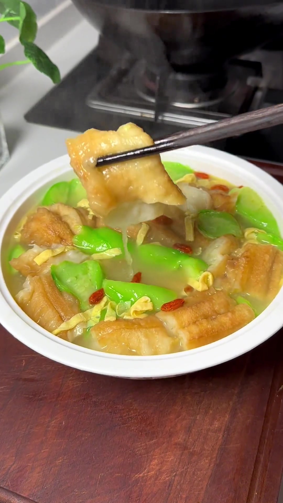 早上吃剩的油条用来烧丝瓜汤，吸满汤汁的油条软软的，真好吃