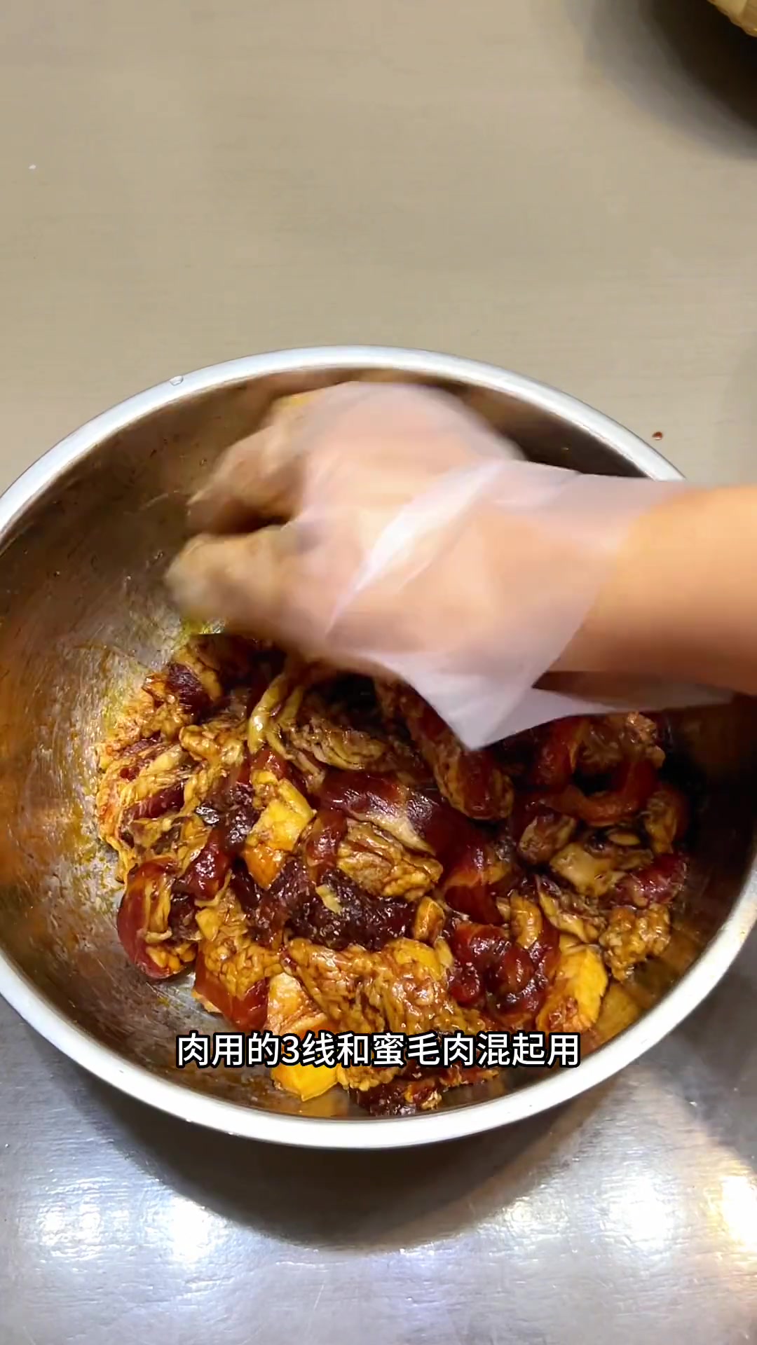 为端午节准备的蛋黄鲜肉粽,全家都爱吃;重庆男娃儿对做饭的热情