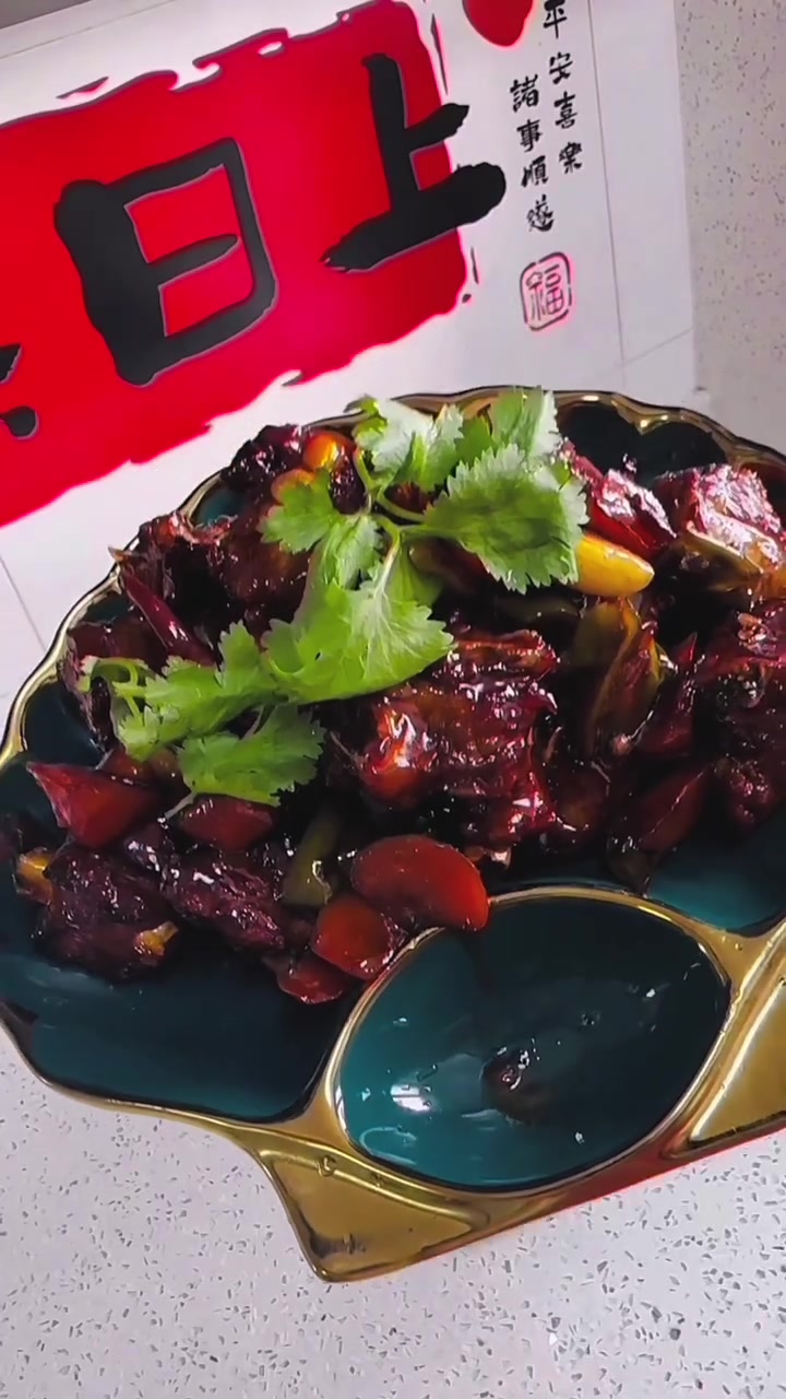 排骨满满的挂满酱汁儿,咬上一口油而不腻,这道东北特色的家常红烧排骨你学会了吗?