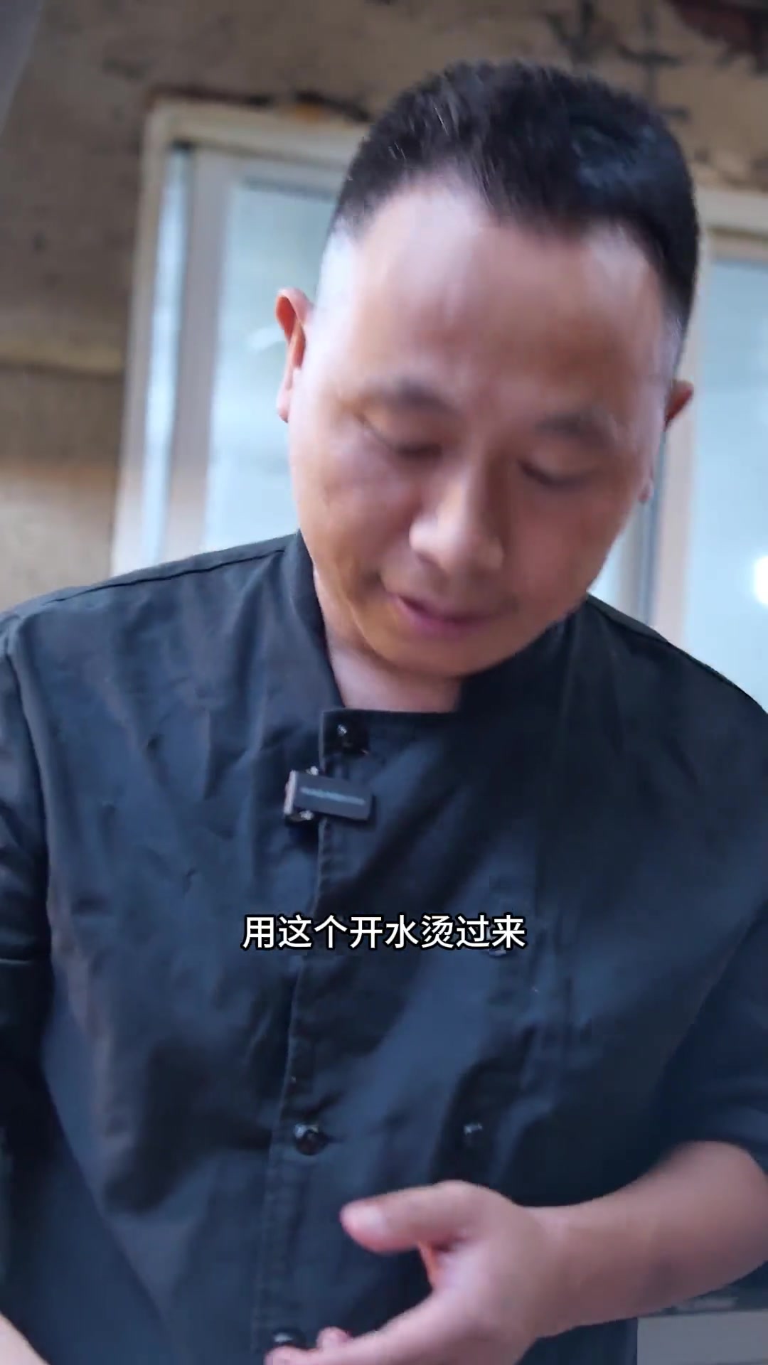 炒菜就是要有锅气,就要一气呵成,来一个经典的豆芽豆腐皮韭菜苔