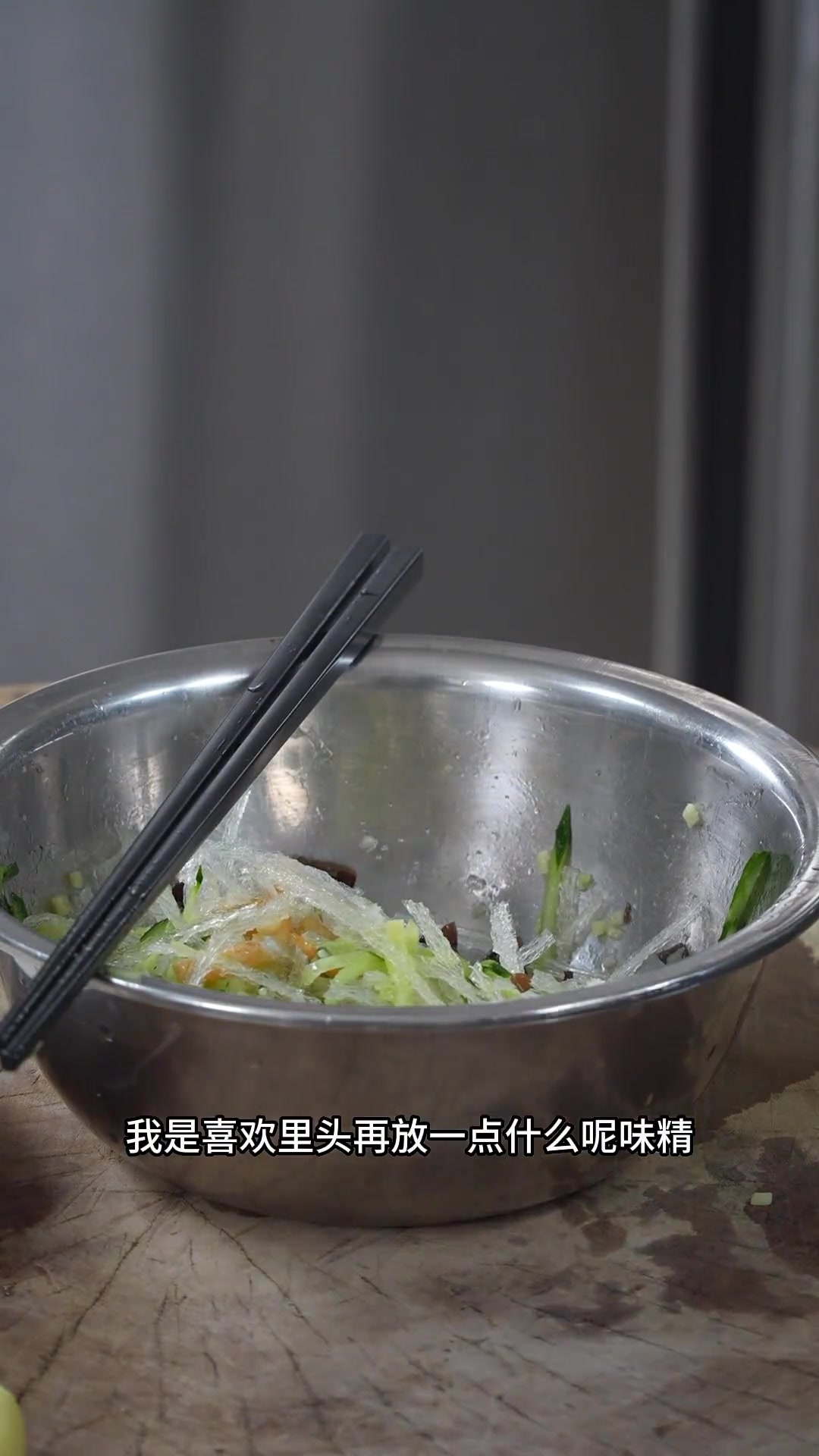 冻粉通常由石花菜加工而成，其主要成分是琼脂。早先这道菜饭店比较多，这几年似乎少了，今天还原