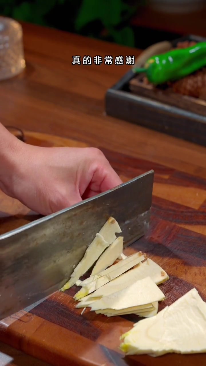 又到了吃冬笋的季节了,我认为冬笋搭配上雪菜才是最鲜美好吃的,不信你就试试看