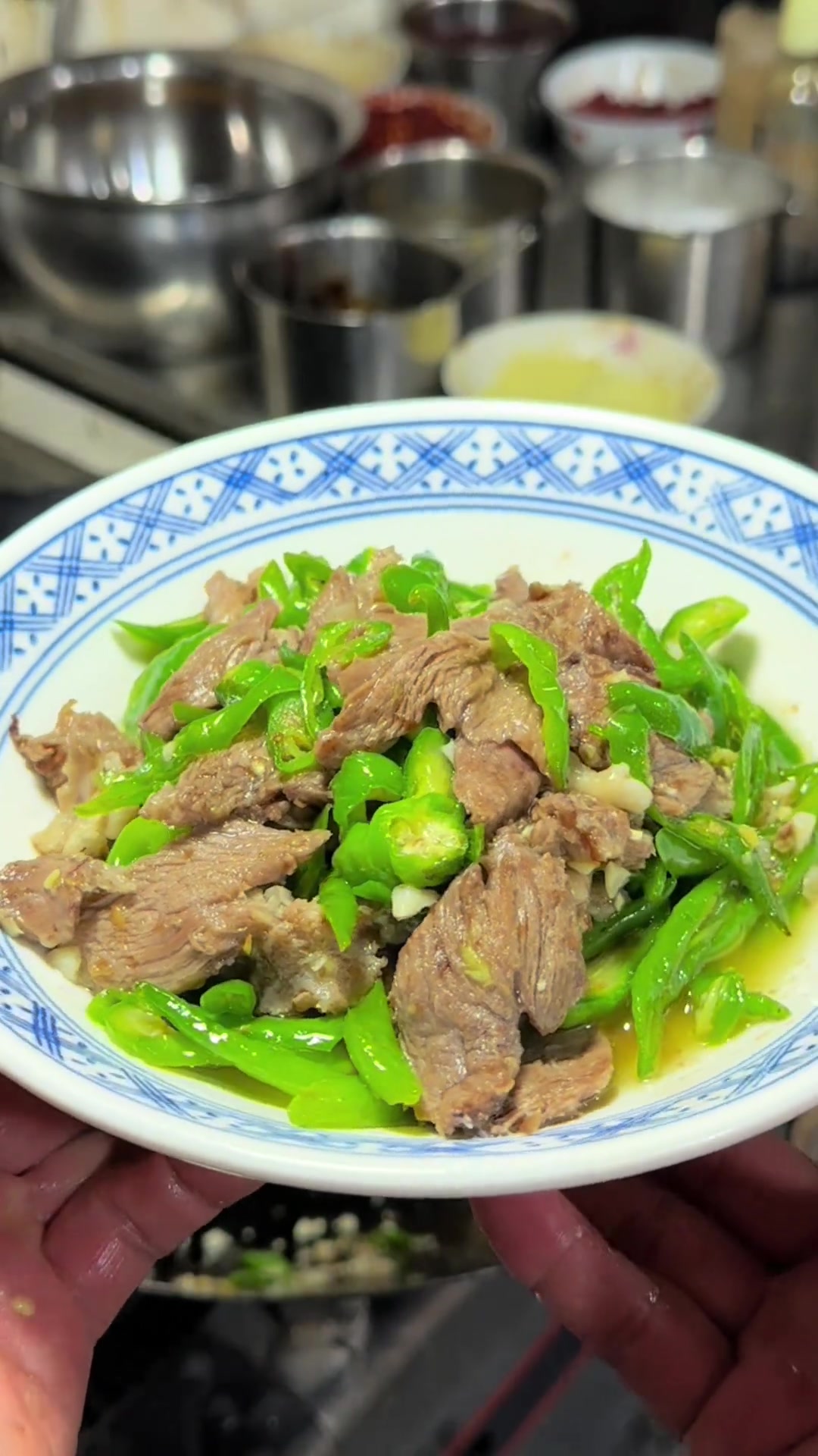 青椒炒猪头肉做法，原汁原味鲜甜带辣