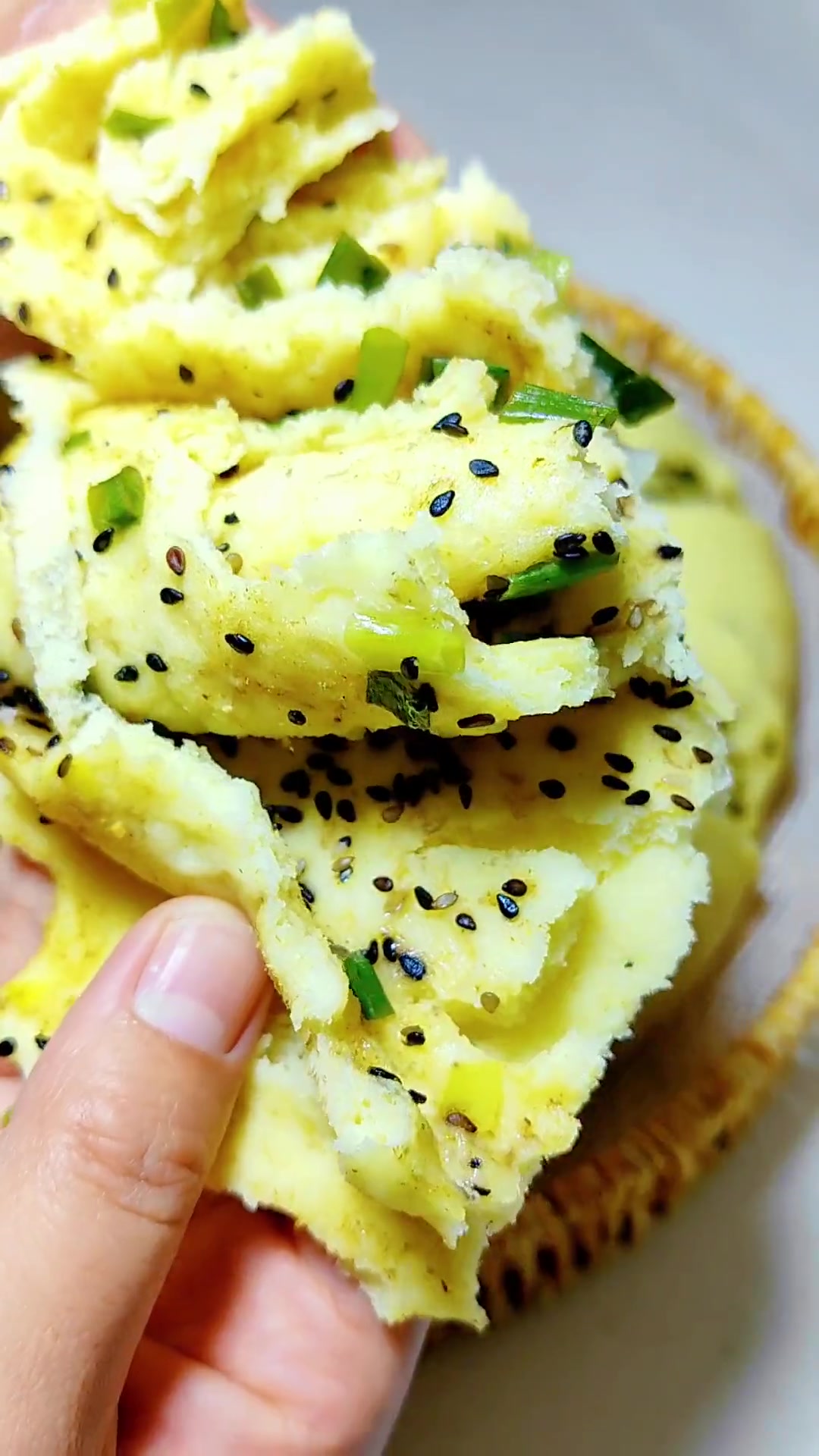 这个玉米面盘龙椒盐葱花卷，简单烫面，只要会发面，新手也能一次成功，妥妥的懒人版操作，蒸一蒸