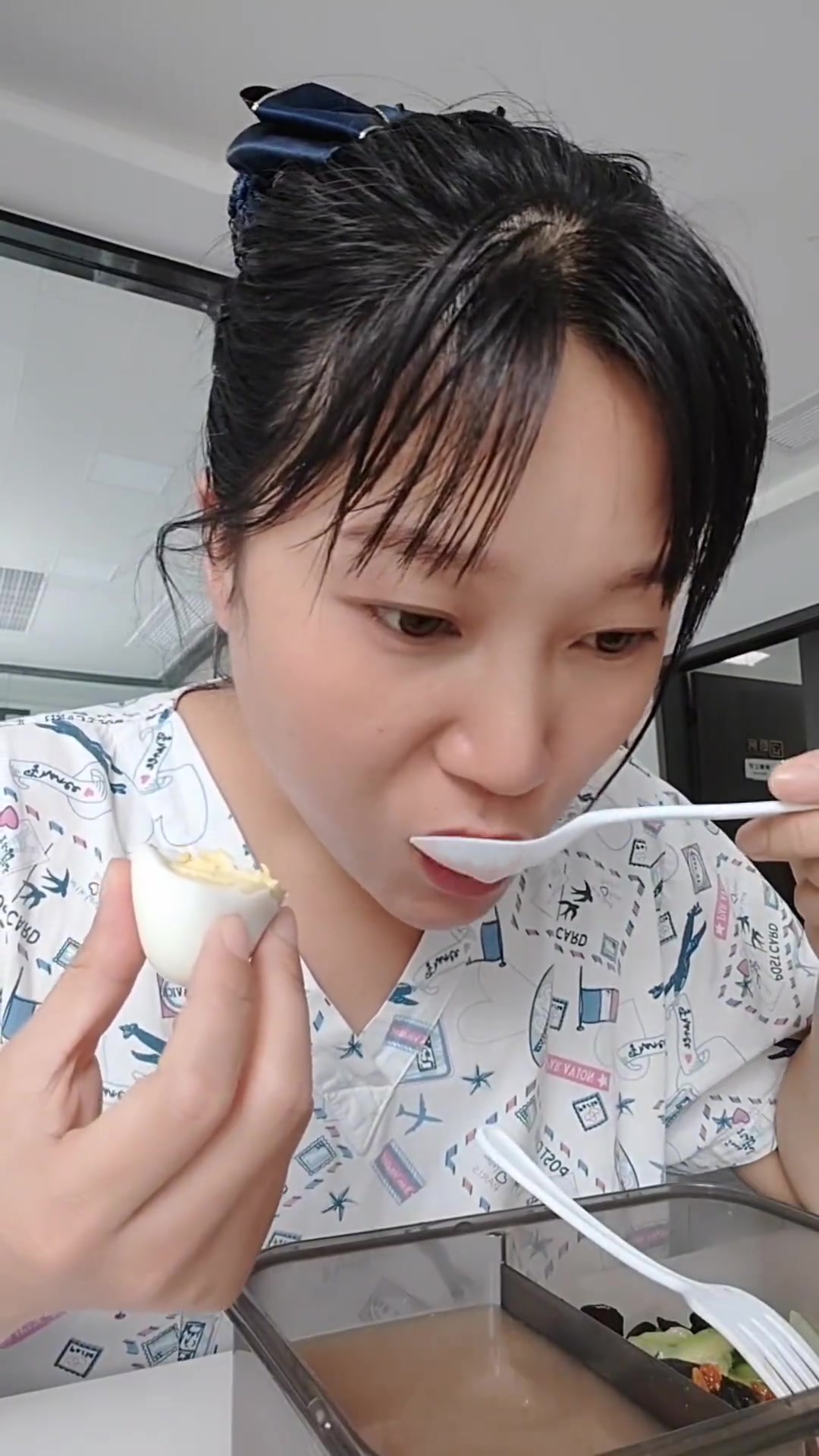 上了二十四小时的班，迎来第三十个生日，没有蛋糕，没有亲人在身边，也没有朋友，更没有祝福，一