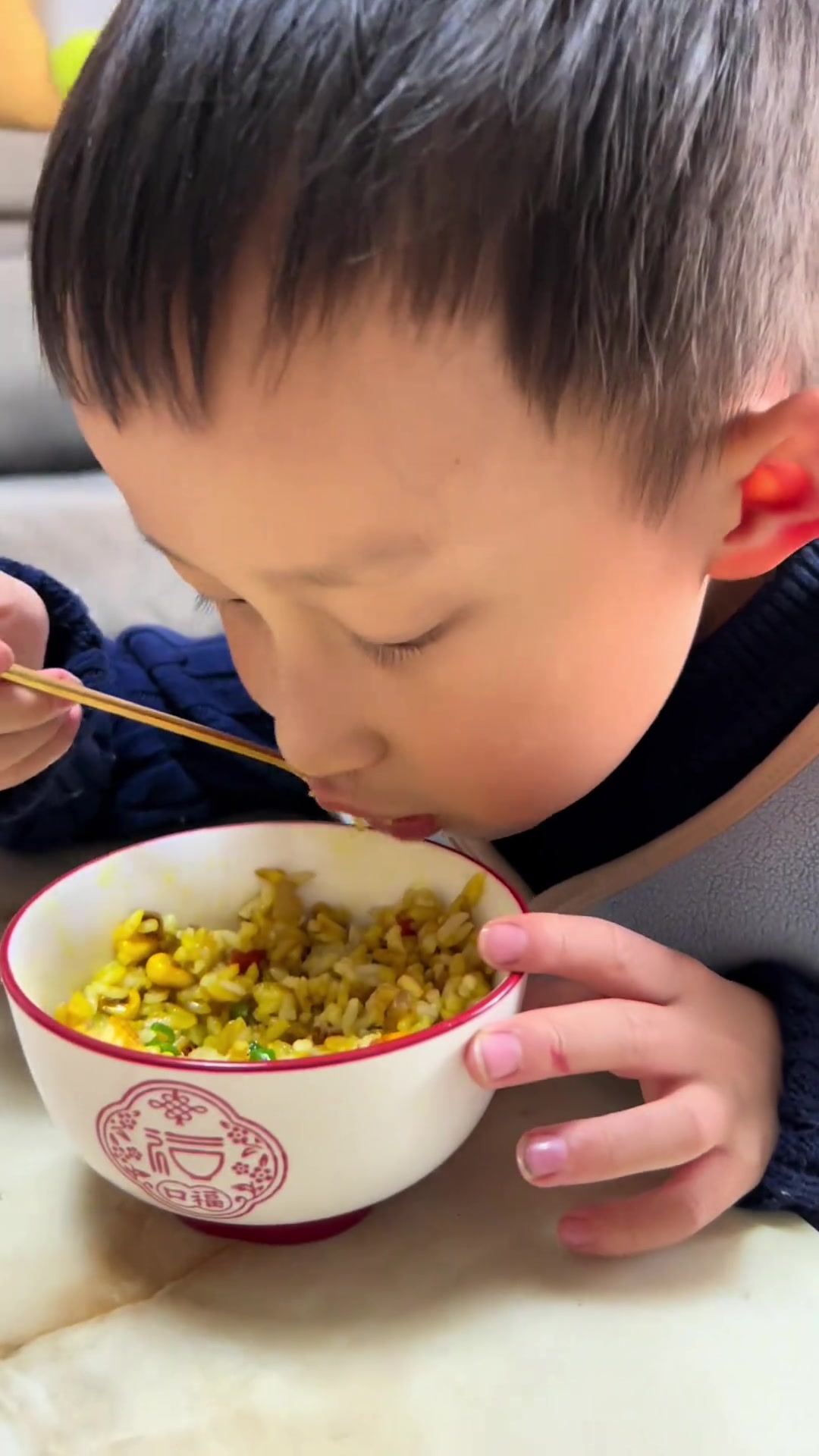 没有人能抗拒了一份咖喱蛋炒饭吧,简单好做颜值又高,孩子一次吃了两大碗
