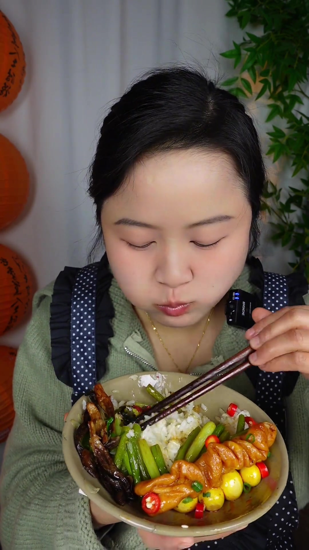 开饭啦！肚子好饿，今日香辣肥肠，炸鱼，辣椒，太香了！