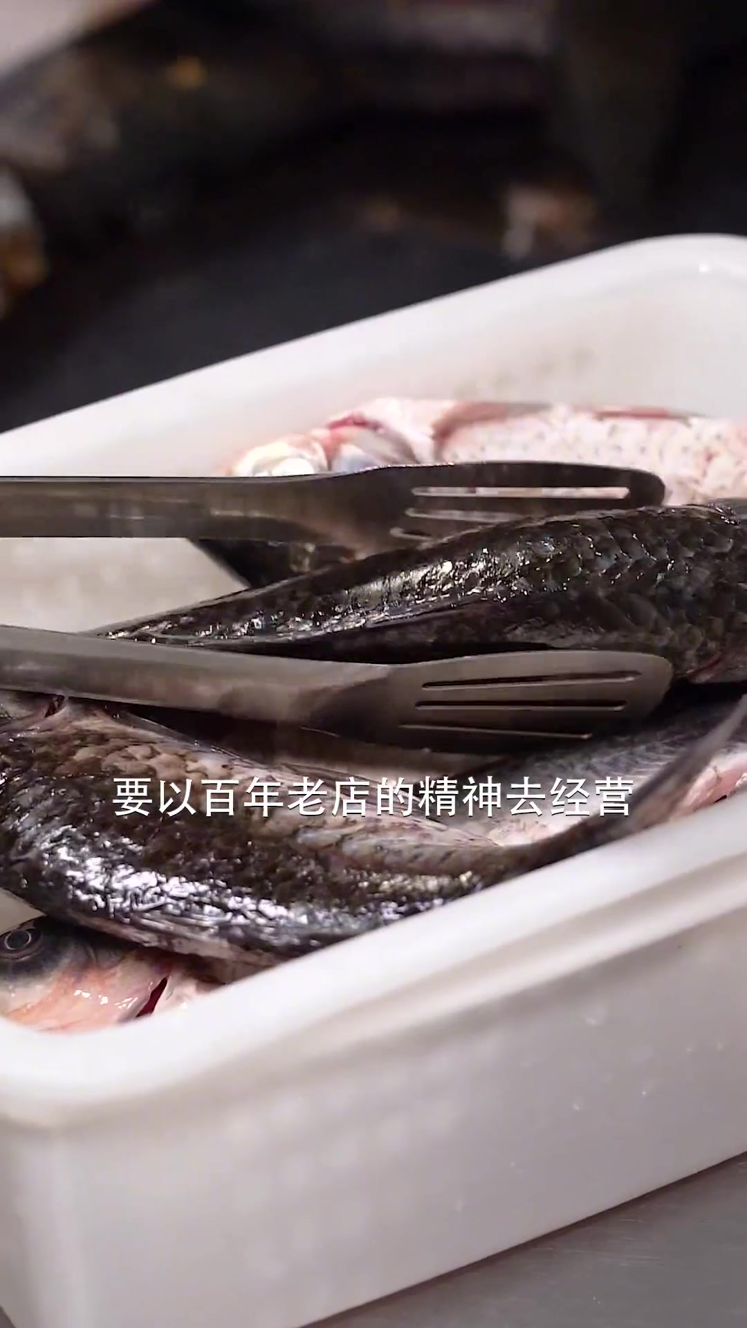 像牛奶般浓郁的鲫鱼荷包蛋汤最适合秋天吃啦!咕噜一口,好养胃!