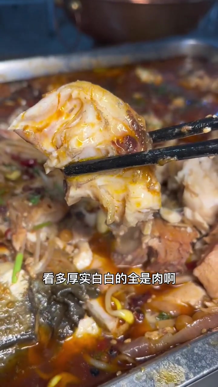 大淄川火锅真的是比麻辣烫都便宜,还有那个整整6斤木炭烤鱼把我们好几个都吃撑了