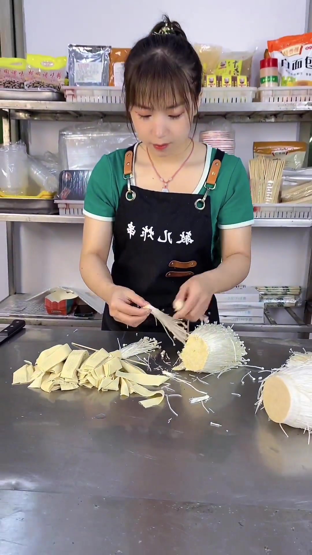 油炸串串金针菇穿法简单,在家就能实现炸串自由
