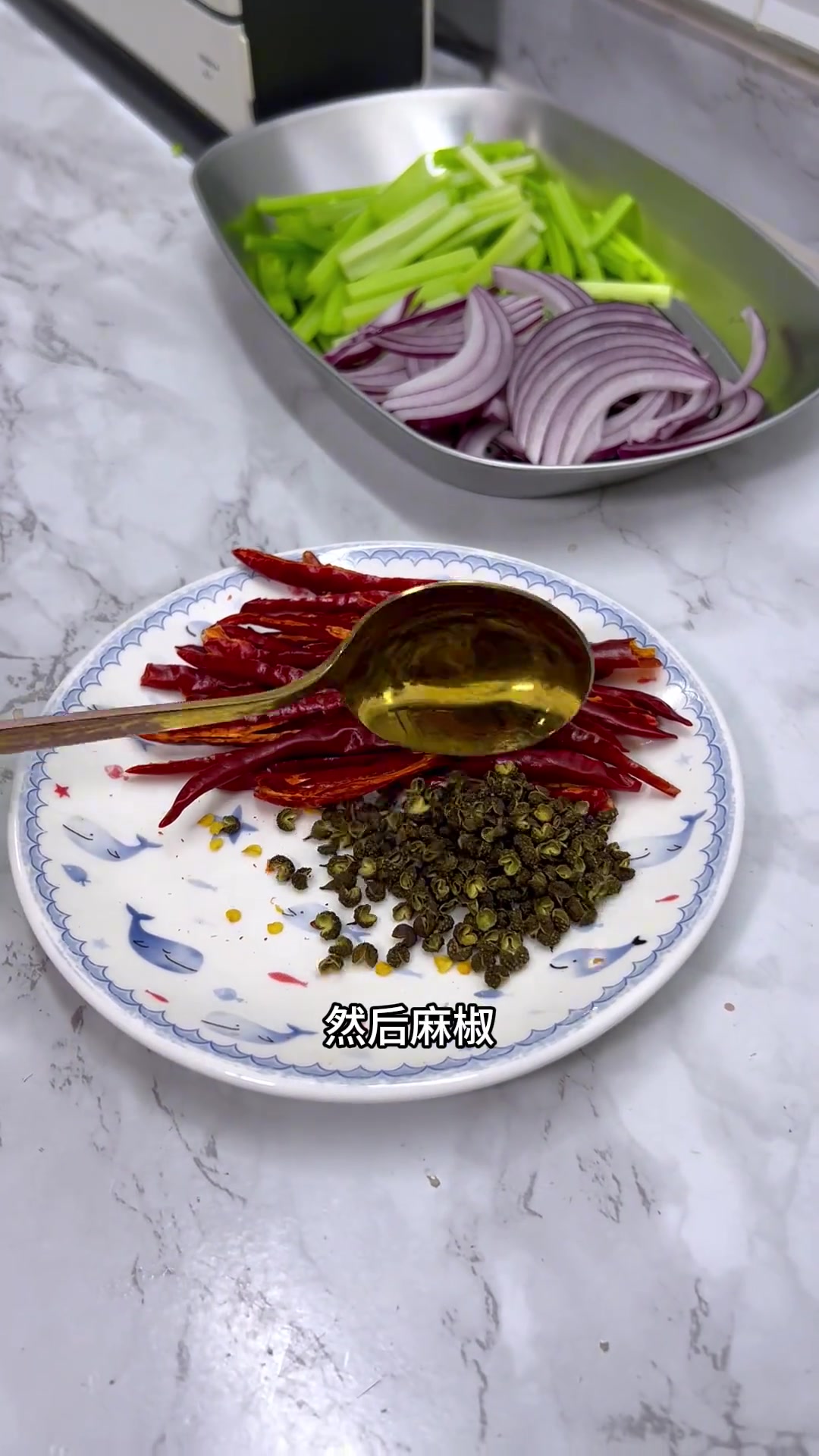 这个干煸鱿鱼也太好吃啦,不得不说我家小姜太会吃啦!