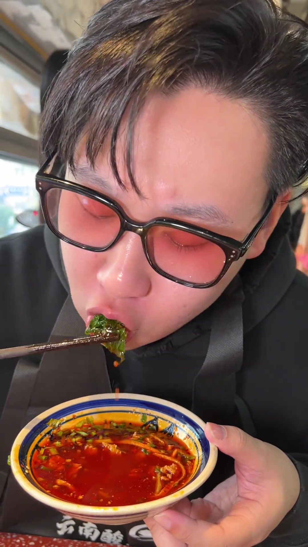 云南的酸汤牛肉火锅回味起来都在分泌口水了