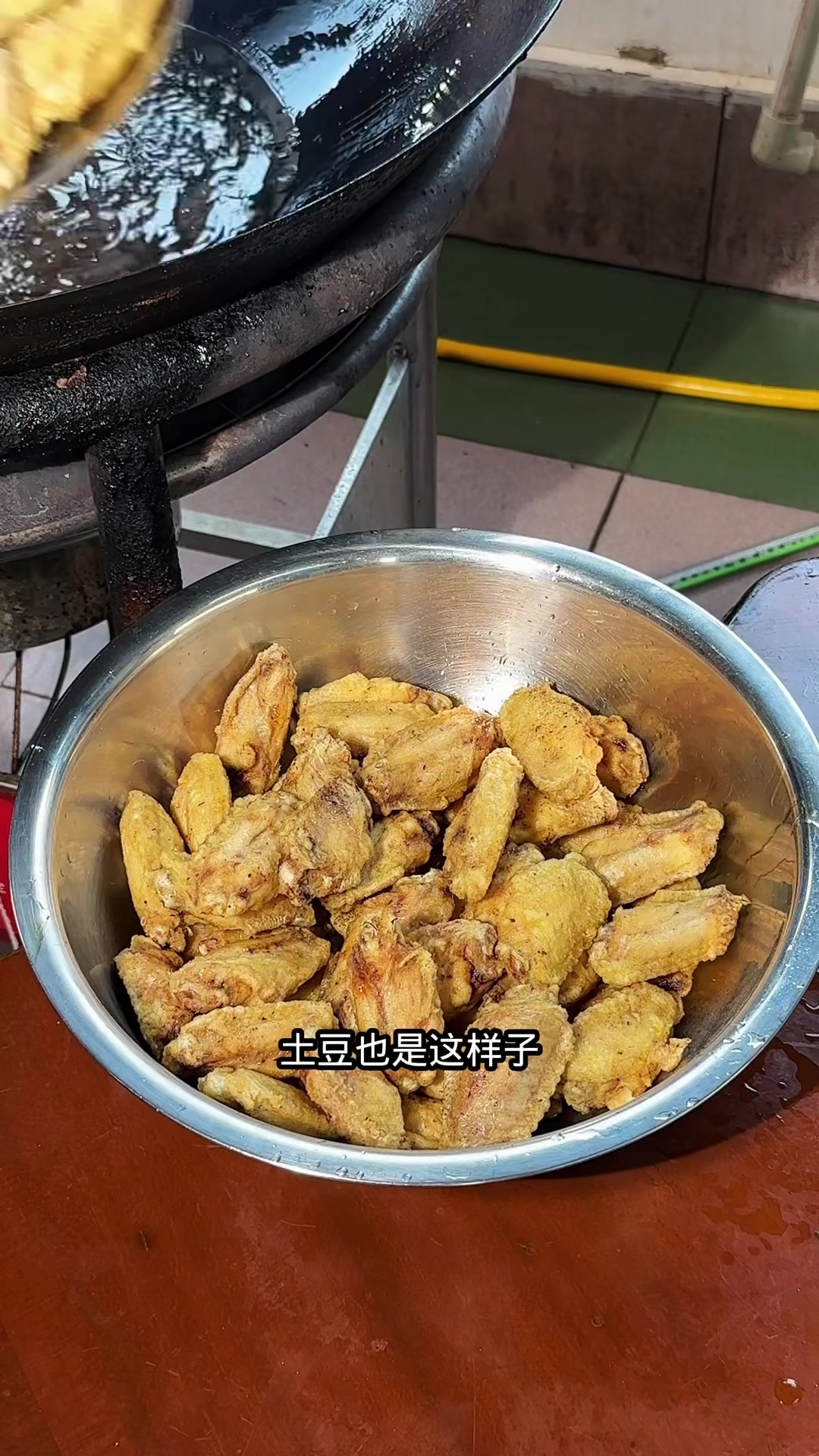 给工地师傅们做的四菜一汤,干锅鸡翅虾,卤水鸭