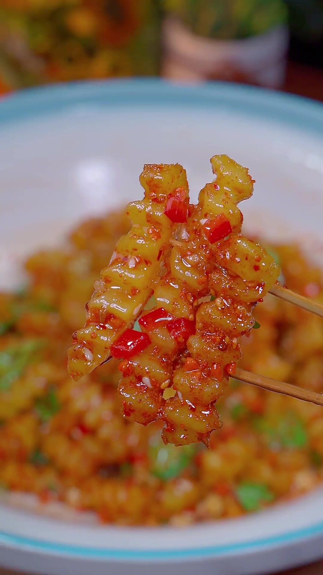 街头小吃,酸辣过瘾的狼牙土豆条,成本不到三块,做法也很简单
