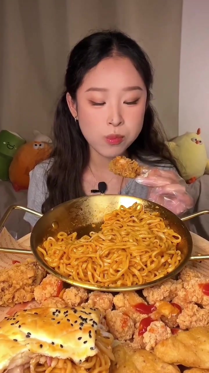 谁发明的汉堡加火鸡面配奶茶,香昏啦!