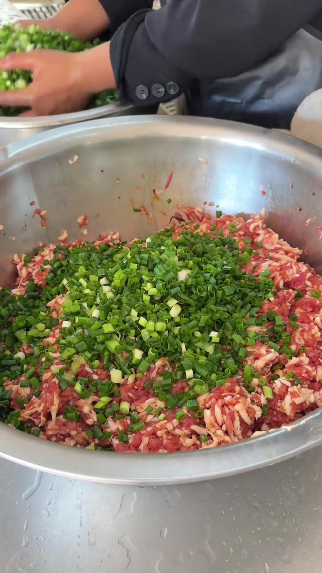 工厂食堂开饭了,今天给大家分享一到食堂手工菜,油豆腐包肉