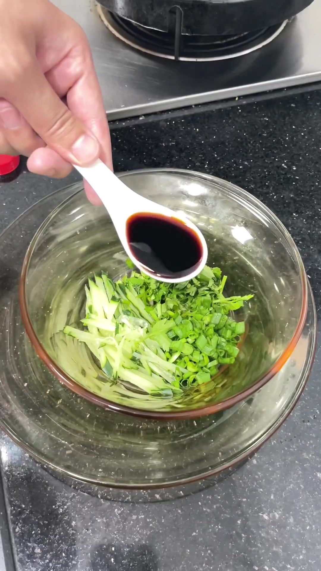 喜欢吃拌面,像我这样做,可夜宵,可主食,顺滑可口,酱香浓郁