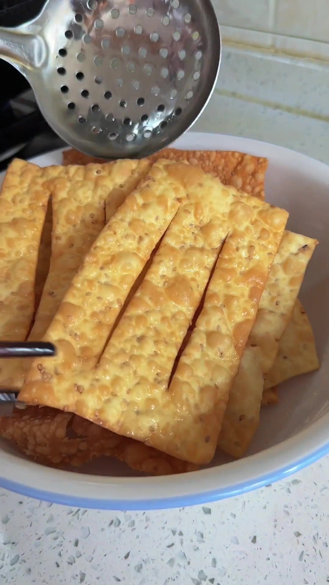 煎饼里的薄脆能当孩子小零食，脆脆的超好吃