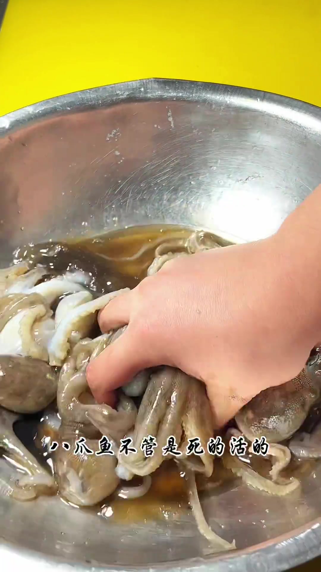 煮八爪鱼有很大的学问。如何焯水才可以保证它又脆又嫩？